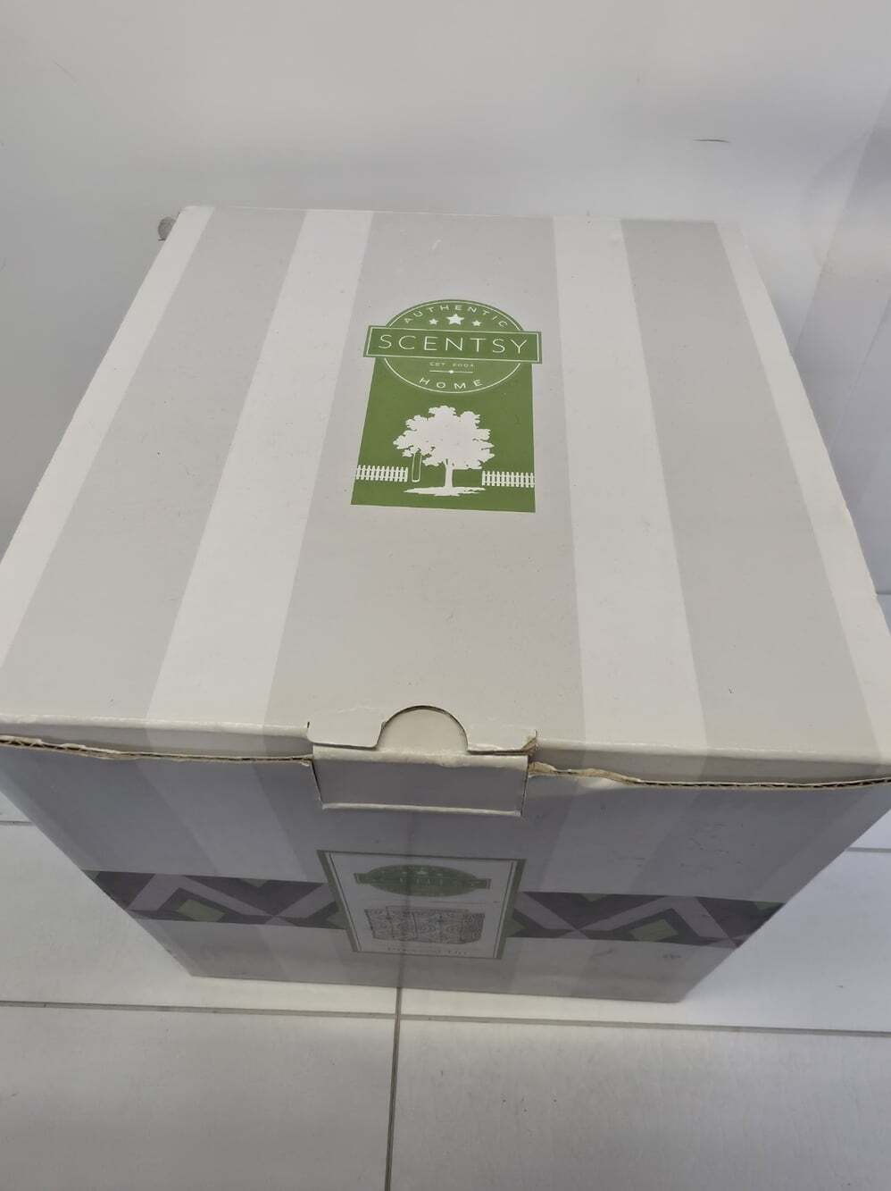 Scentsy Warmer Pressed Tin White Square New in Original Box - Picture 2 of 8